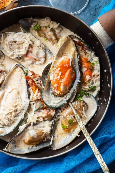 Midye mavi peynir sosu ve sarımsak baget, üstten görünüm.