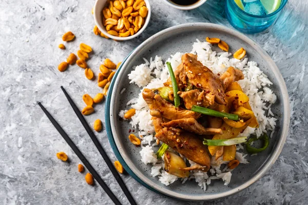 Kung Pao tavuk, tavuk, fıstık, sebze ve biber ile tavada Çin sichuan geleneksel sichuan çanak.