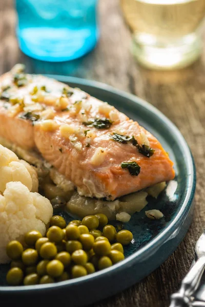 Ananas ve karnabahar ile Solomon fileto. Sebzeli balık. Yakından kapatın. Sığ alan derinliği