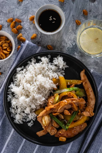 Kung Pao tavuk, tavuk, fıstık, sebze ve biber ile tavada Çin sichuan geleneksel sichuan çanak.