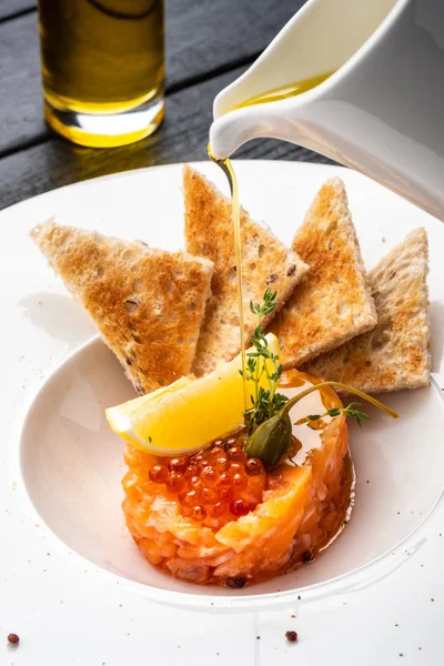Tartar Salmón Con Alcaparras Limón Caviar Rojo — Foto de Stock