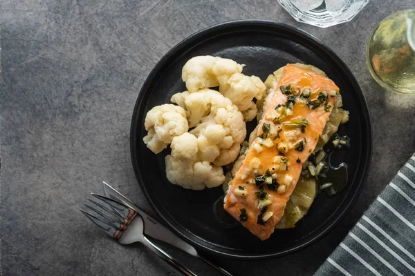 Ananas ve karnabahar ile Solomon fileto. Sebzeli balık. Copyspace.