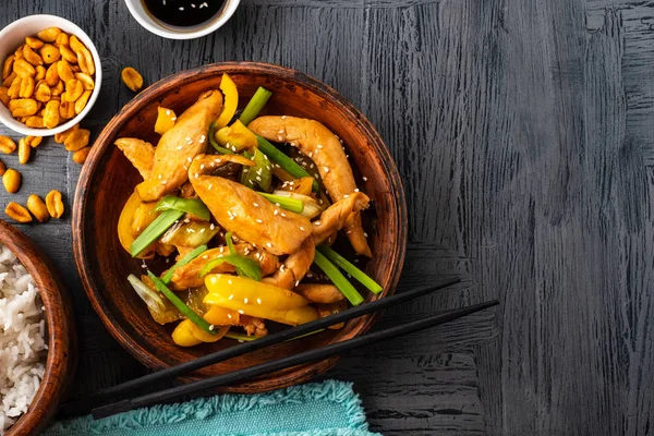 Kung Pao tavuk, tavuk, fıstık, sebze ve biber ile tavada Çin sichuan geleneksel sichuan çanak. Üst te. Kopyalama alanı.