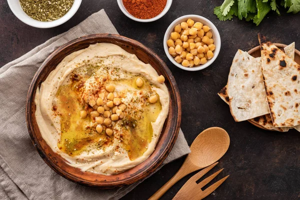 Nohut, kırmızı biber, zeytinyağı ve oryantal baharatlar ile Klasik Humus. Nohut ve tahinli makarna Akdeniz popüler snack.