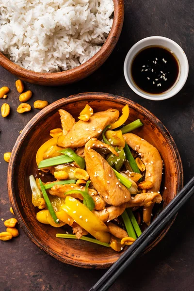 Kung Pao tavuk, tavuk, fıstık, sebze ve biber ile tavada Çin sichuan geleneksel sichuan çanak. Kung pao tavuk pilavı , Çin yemekleri. 