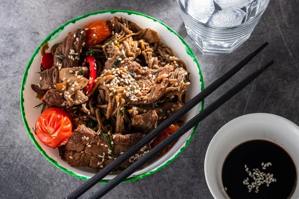 Sığır eti, mantar, kiraz domates ve tatlı biber ile Soba erişte. Asya mutfağı.