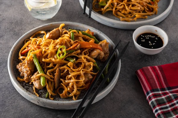 Teriyaki soslu domuz eti ile Asya erişte, yeşil fasulye, havuç ve shiitake mantar ile