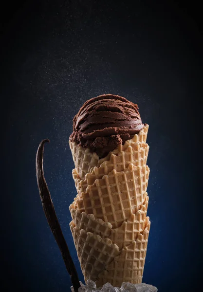 Sorvete Chocolate Cone Waffle Macro Tiro — Fotografia de Stock