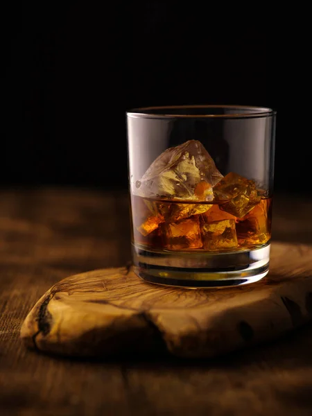 Kieliszek Whisky Lodem Tle Drewniane — Zdjęcie stockowe