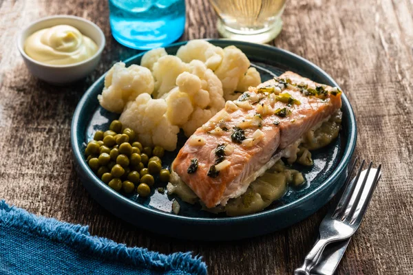 Ananas ve karnabahar ile Solomon fileto. Sebzeli balık.