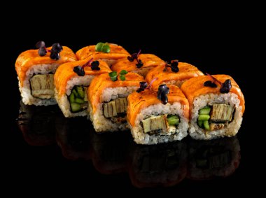 Suşi rulosu ayarlayın. Geleneksel Japon mutfağı. Siyah üzerinde izole 