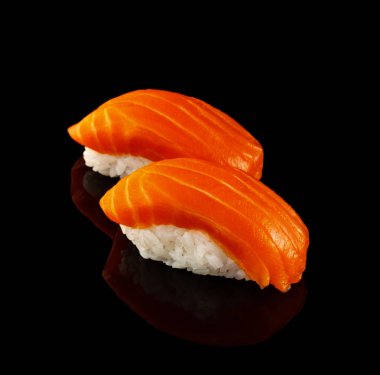 Suşi rulosu ayarlayın. Geleneksel Japon mutfağı. Siyah üzerinde izole 