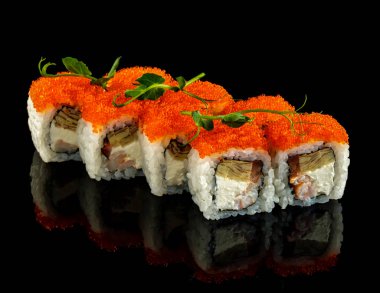 Suşi rulosu ayarlayın. Geleneksel Japon mutfağı. Siyah üzerinde izole 