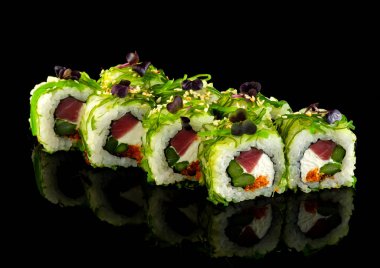 Suşi rulosu ayarlayın. Geleneksel Japon mutfağı. Siyah üzerinde izole 