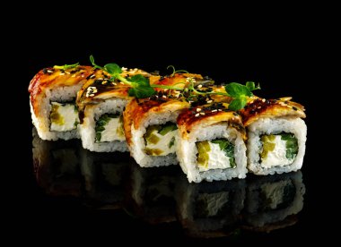 Suşi rulosu ayarlayın. Geleneksel Japon mutfağı. Siyah üzerinde izole 