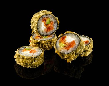 Suşi rulosu ayarlayın. Geleneksel Japon mutfağı. Siyah üzerinde izole 