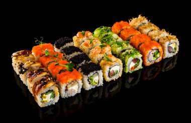 Suşi rulosu ayarlayın. Geleneksel Japon mutfağı. Siyah üzerinde izole 