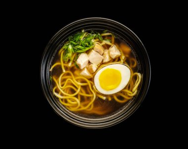 Yumurta ile tavuk lu udon şehriye çorbası.