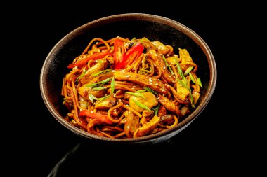 Erişteli Hoisin Chicken Wok, tavuk filetosu, Çin lahanası