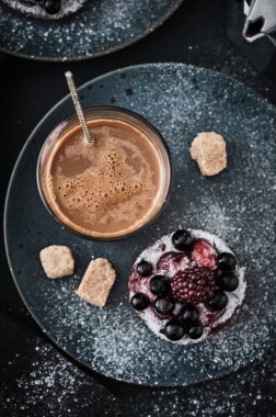 Kahve ve koyu tabaktabaktabaktabaktabaktabaktabaktabaktabaktabakta çilekli çikolatalı kek. Breakfas