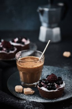 Kahve ve koyu tabaktabaktabaktabaktabaktabaktabaktabaktabaktabakta çilekli çikolatalı kek. Breakfas