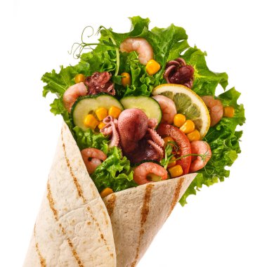 Deniz ürünleri, limon, domates ve salatalık ile Lezzetli Tortilla. 