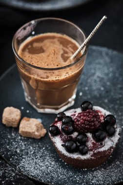 Kahve ve koyu tabaktabaktabaktabaktabaktabaktabaktabaktabaktabakta çilekli çikolatalı kek. Breakfas