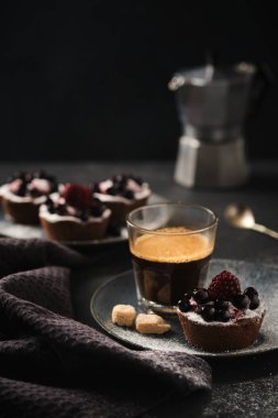 Kahve ve koyu tabaktabaktabaktabaktabaktabaktabaktabaktabaktabakta çilekli çikolatalı kek. Breakfas