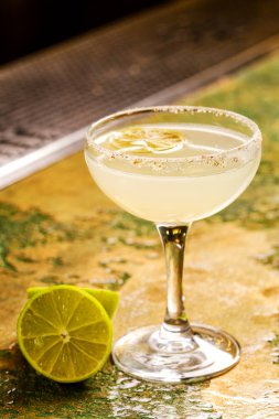 Meyve ve sebzelere dayalı alkollü kokteyl.