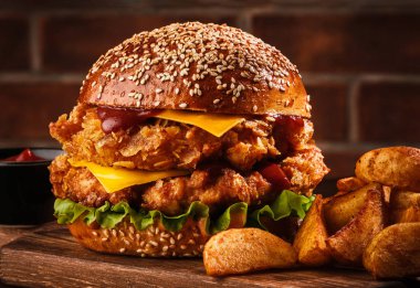 Ahşap masada taze lezzetli ev yapımı burger. Büyük çift çedar 