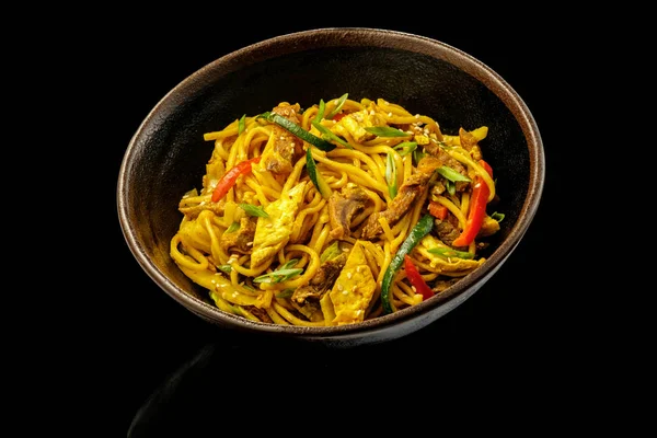 Noodles with curry beef wok. — Stock Photo, Image