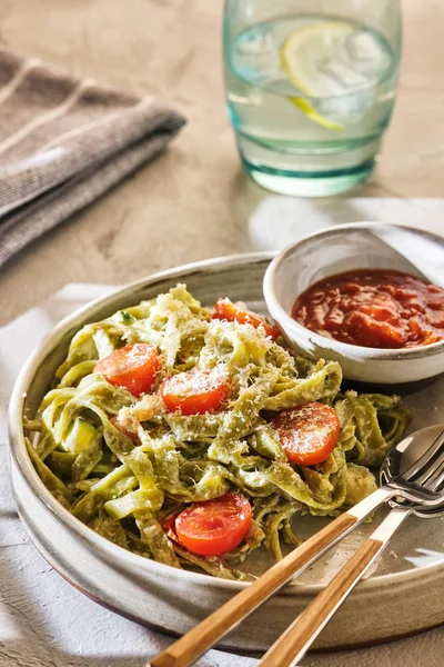 Massa caseira Tagliatelle com abobrinha, tomate e bacalhau — Fotografia de Stock