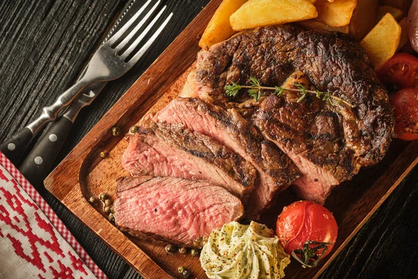 Bife suculento com manteiga perfumada. Bife Ribeye fatiado com Potat — Fotografia de Stock