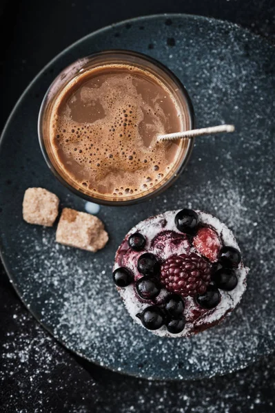 Kahve ve koyu tabaktabaktabaktabaktabaktabaktabaktabaktabaktabakta çilekli çikolatalı kek. Breakfas