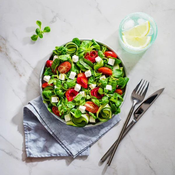 Salad with salmon, feta cheese, greens and cherry tomatoes. — Stock Photo, Image