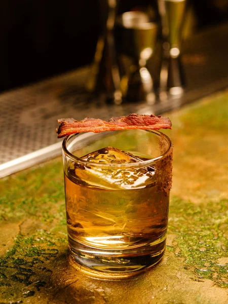 Cocktail alcolico con ghiaccio e pancetta . — Foto Stock