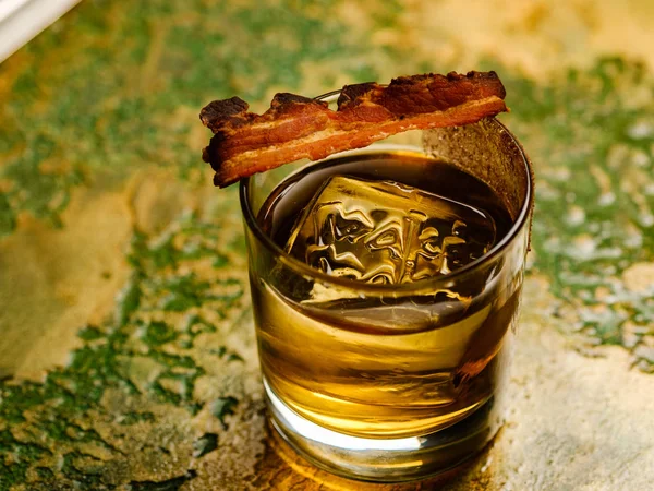 Alkoholický koktejl s ledem a slaninou. — Stock fotografie