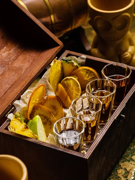 木製の箱の中のショットグラスのアルコールカクテルのセット. — ストック写真