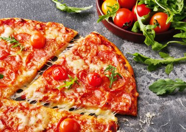 Kiraz domates ile pepperoni pizza dilim. Dilimlenmiş lezzetli pepp