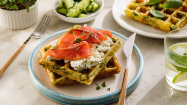 Peynirli ve somonlu Belçika waffle'ları. r ile sağlıklı kahvaltı
