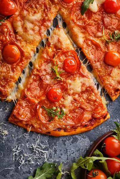 Fatia de pizza de pepperoni com tomate cereja. Fatiado saboroso pepp — Fotografia de Stock