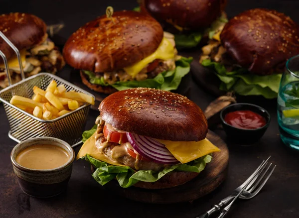 Soğan ve domatesli büyük biftek burger. Sulu çizburger üzerinde 