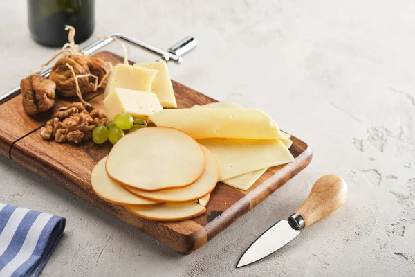 ブドウとクルミを木に乗したチーズの異なる品種 — ストック写真