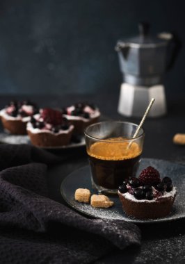 Kahve ve koyu tabaktabaktabaktabaktabaktabaktabaktabaktabaktabakta çilekli çikolatalı kek. Breakfas