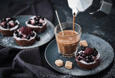 Kahve ve koyu tabaktabaktabaktabaktabaktabaktabaktabaktabaktabakta çilekli çikolatalı kek. Breakfas