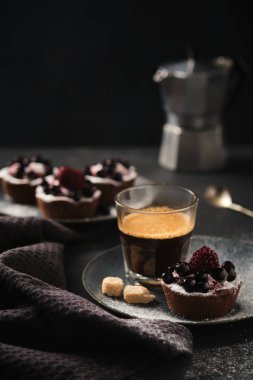 Kahve ve koyu tabaktabaktabaktabaktabaktabaktabaktabaktabaktabakta çilekli çikolatalı kek. Breakfas