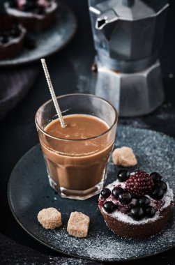 Kahve ve koyu tabaktabaktabaktabaktabaktabaktabaktabaktabaktabakta çilekli çikolatalı kek. Breakfas