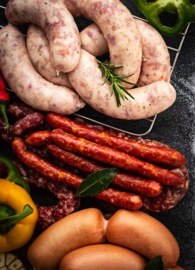 Çeşitli et ürünleri, sosis, chorizo, koyu bir tabl üzerinde baharatlar