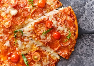 Kiraz domates ile pepperoni pizza dilim. Dilimlenmiş lezzetli pepp
