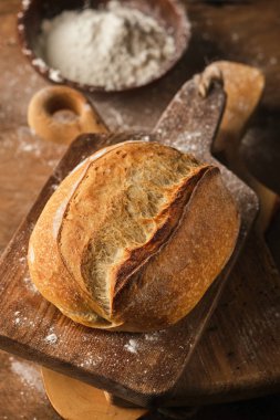 Taze pişmiş geleneksel ekmek.